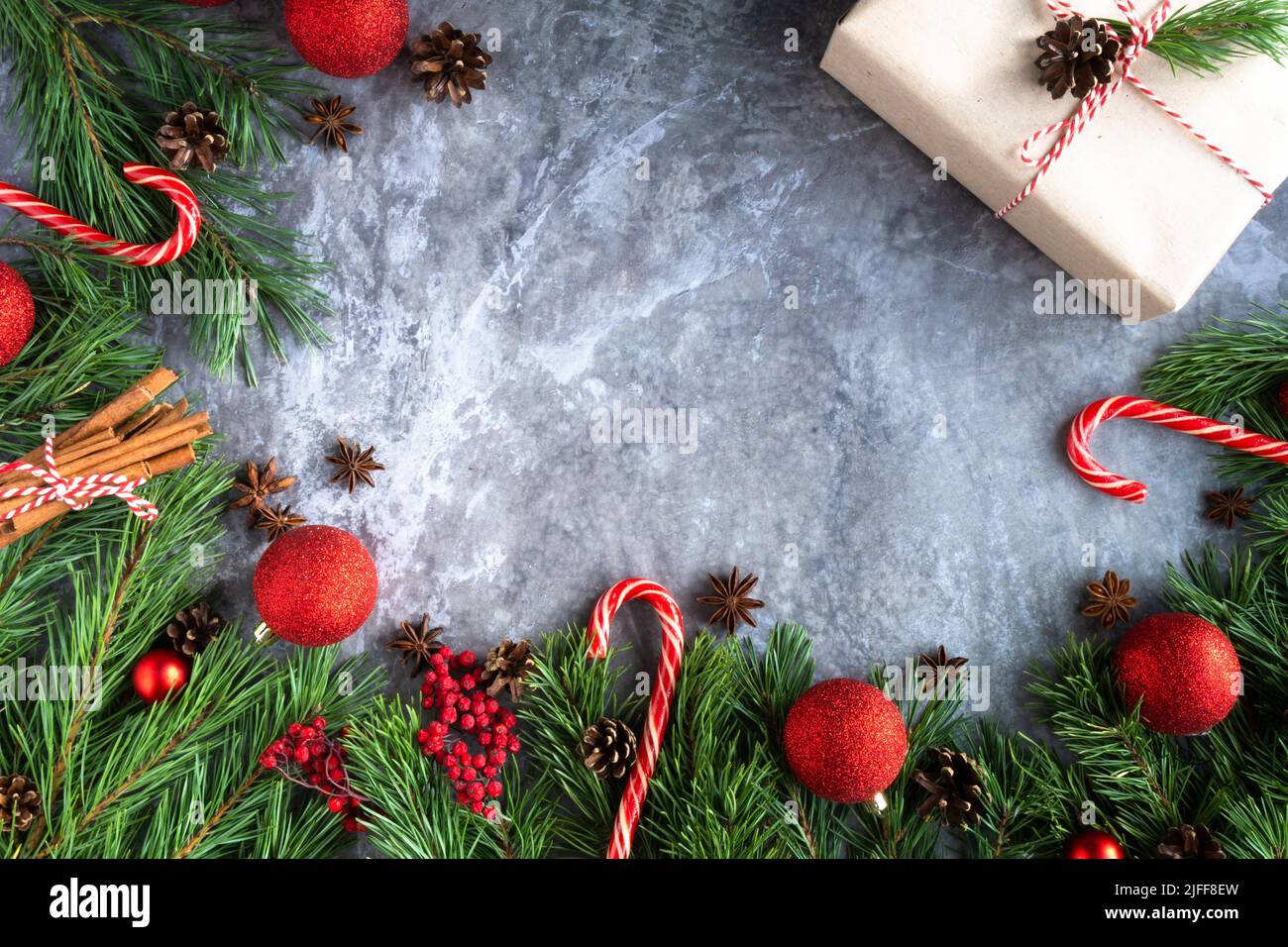 Zweige eines Weihnachtsbaums mit Zapfen, Weihnachtskugeln, auf einem hellen Hintergrund.Draufsicht. Perfekte Weihnachten Hintergrund Stockfoto