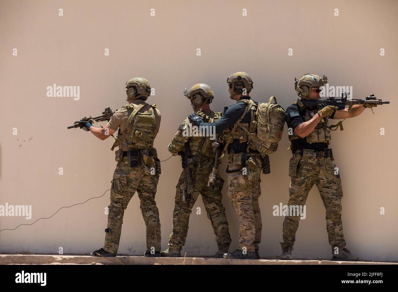 US-Grüne Berets, die der 19. Special Forces Group (Airborne), Utah Army National Guard, zugewiesen sind, stehen auf der Seite eines Gebäudes, bevor sie während des Trainings in Tifnit, Marokko, während des African Lion 22, 26. Juni 2022, die Tür mit einem Sprengfaden durchbrechen. African Lion 22 ist die größte, führende, gemeinsame, kombinierte jährliche Übung des US-Afrikanischen Kommandos, die vom 6. Bis 30. Juni von Marokko, Ghana, Senegal und Tunesien veranstaltet wird. Mehr als 7.500 Teilnehmer aus 28 Nationen und der NATO trainieren zusammen mit dem Fokus auf die Verbesserung der Bereitschaft für US- und Partnernationskräfte. AL22 ist ein gemeinsames All-Domain-, Multi-Component- und Multi-Domain-Element Stockfoto