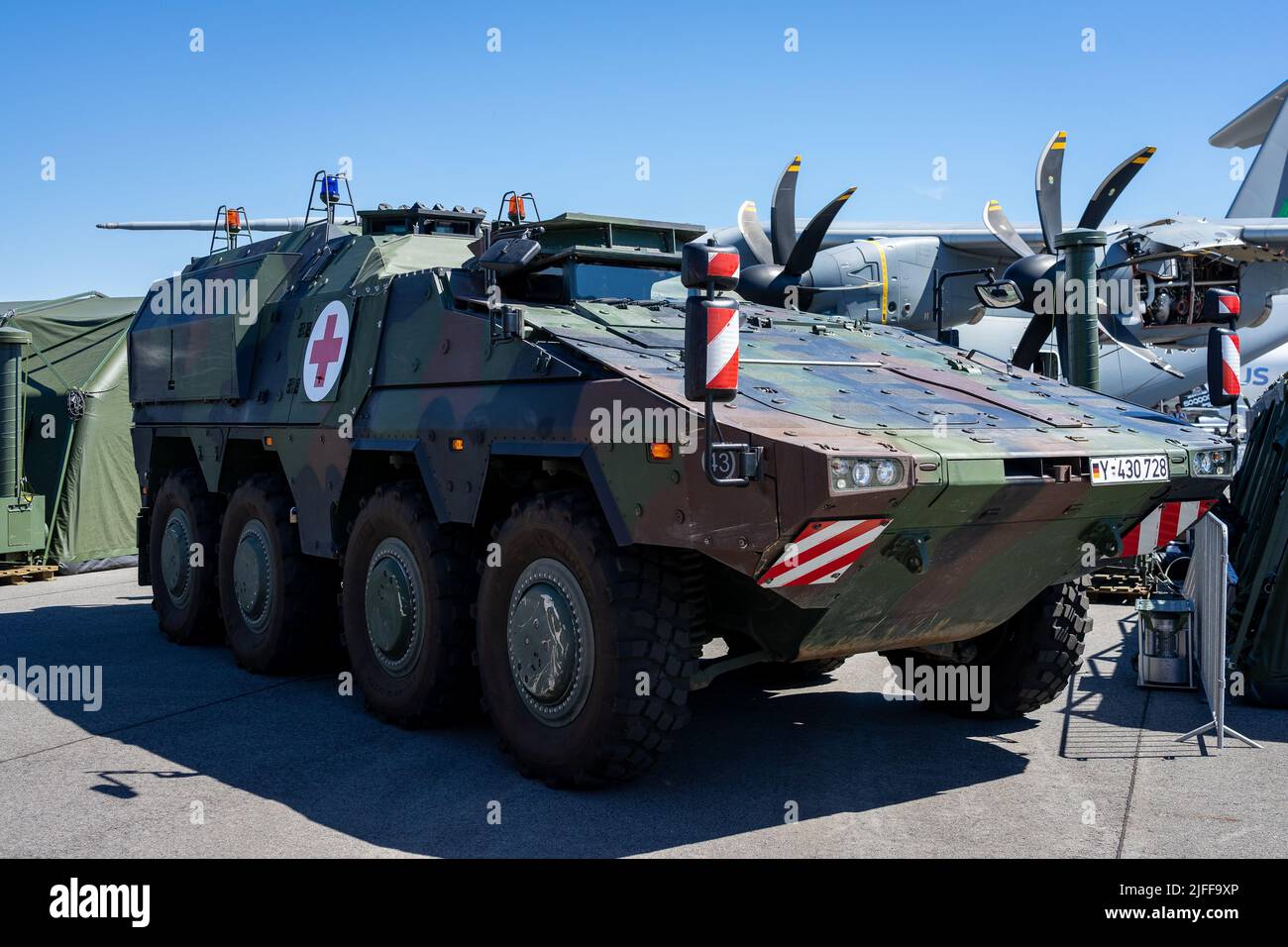 BERLIN, DEUTSCHLAND - 23. JUNI 2022: Gepanzerter Kampfwagen GTK Boxer BAT (medizinischer Transport). Ausstellung ILA Berlin Air Show 2022 Stockfoto