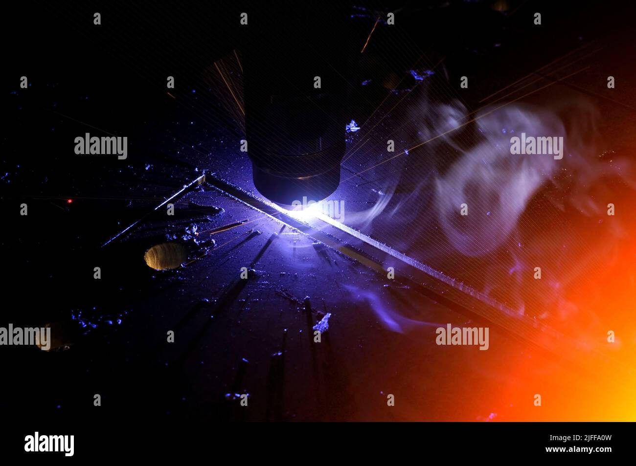 Schneiden von Metallen. Der Prozess des Schneidens von Metall mittels Plasmaschneiden. Stockfoto