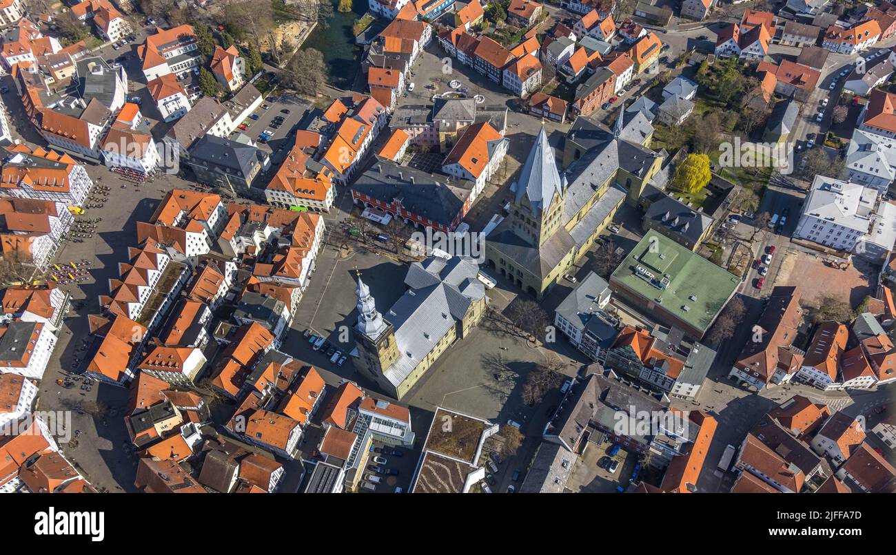 Luftaufnahme, Marktplatz Soest mit Outdoor-Gastronomie und Fachwerkhäusern sowie katholische Kirche St. Patrokli-Dom und St. Petri Kirche - Al Stockfoto