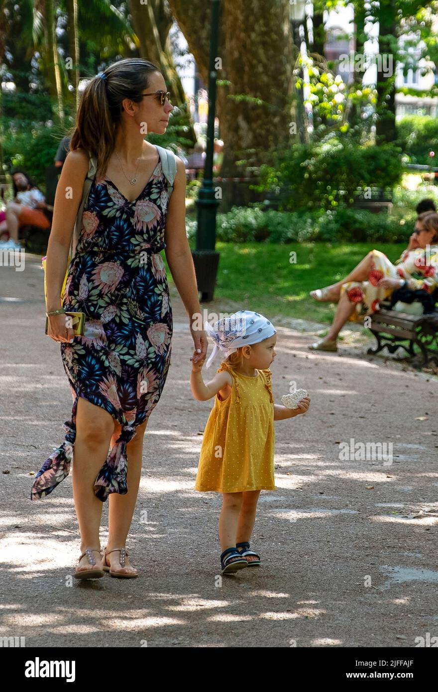 Mutter und Tochter beim Spaziergang im Lissabonner Park Stockfoto