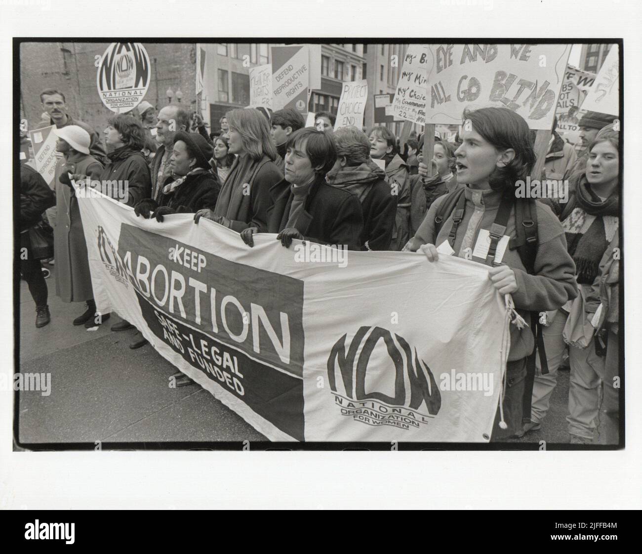 22. Januar 1995, Boston, Massachusetts, USA: NATIONALE ORGANISATION FÜR FRAUEN, N.O.W., Führer, Mitglieder und Unterstützer beginnen einen marsch in der Tremont Street in Boston, um dem 22.. Jahrestag des Abtreibungsrechts in Roe gegen Wade zu gedenken. Von links nach rechts beginnen unter dem NOW-Zeichen Ellen Zuker, Mitglied des National Board of Directors von NOW in Massachusetts, Domenic Bozzatto, Präsidentin der Hotel and Restaurant Workers Union Local 26, Alice Vries vom Afrikanischen Nationalkongress, Patricia Ireland, National President von NOW, Und Ellen Convisser Präsidentin des Massachusetts Chapter of NOW. (Cr Stockfoto