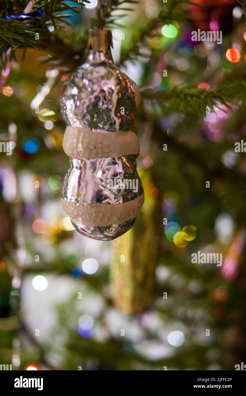 Der Feiertag ist ein neues Jahr oder Weihnachten, auf dem Foto ist eine lebende Tanne mit Spielzeug, Lametta und Perlen geschmückt. Retro. Stockfoto
