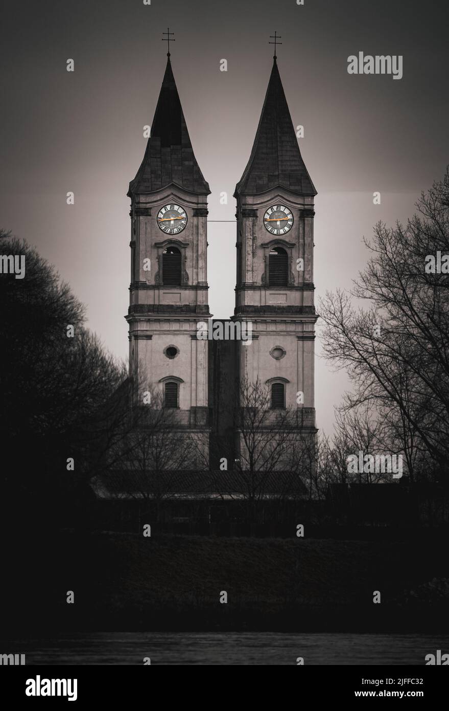 Eine vertikale Graustufenaufnahme einer barocken Basilika in Niederalteich, Deggendorf, Donau, Bayern, Deutschland Stockfoto