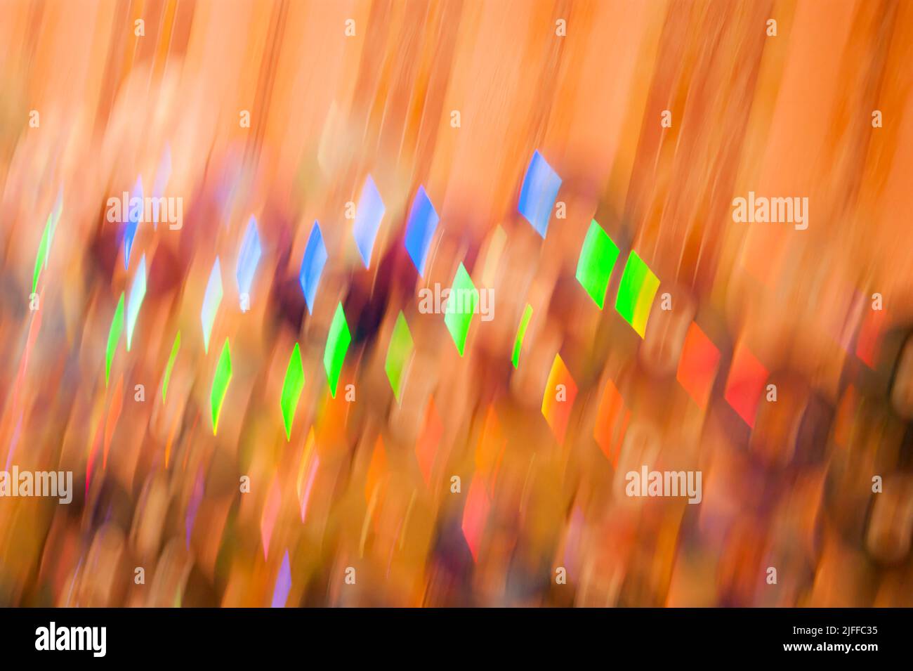 Horizontales Foto – farbige Lichter in Bewegung. Dynamik, Unschärfe. Farben - orange blau grün rot Stockfoto