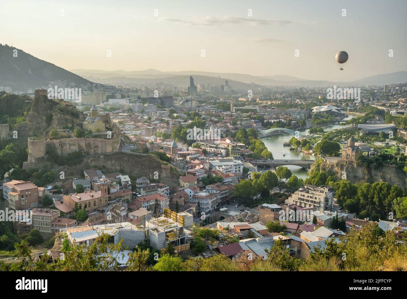 Tiflis Stadtbild bei Sonnenuntergang, Georgien Stockfoto