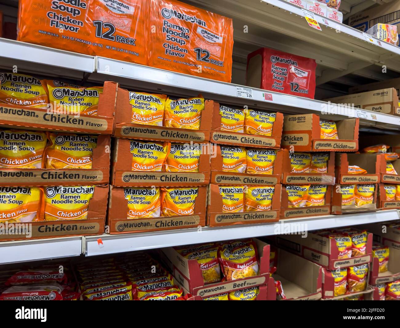Everett, WA USA - ca. Juni 2022: Nahaufnahme einer Vielzahl von Maruchan Instant-Ramen-Suppen zum Verkauf in einem Fred Meyer Supermarkt. Stockfoto