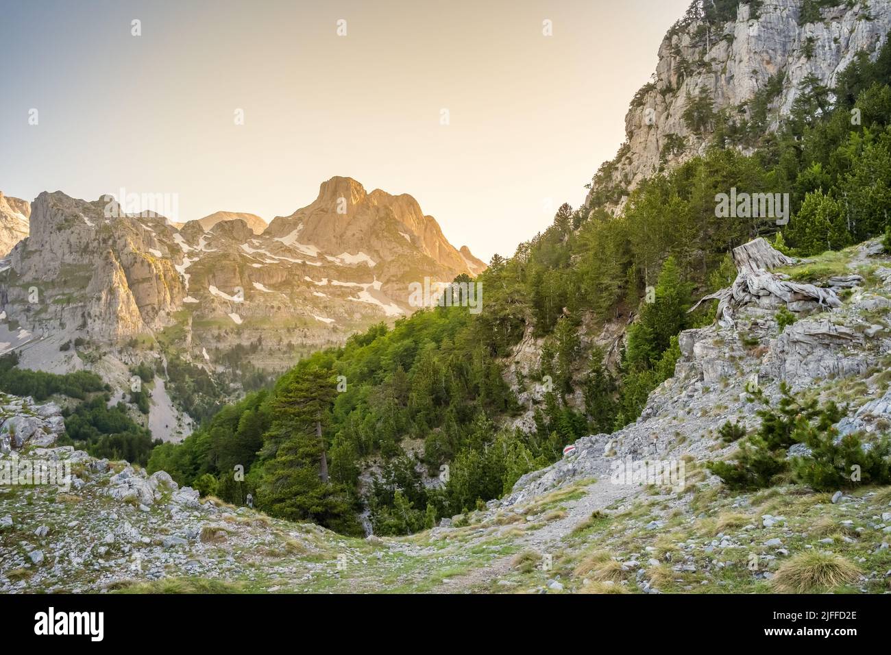 Sonnenaufgangslandschaft in den Afluchte Bergen im Theth Nationalpark, Albanien. Stockfoto