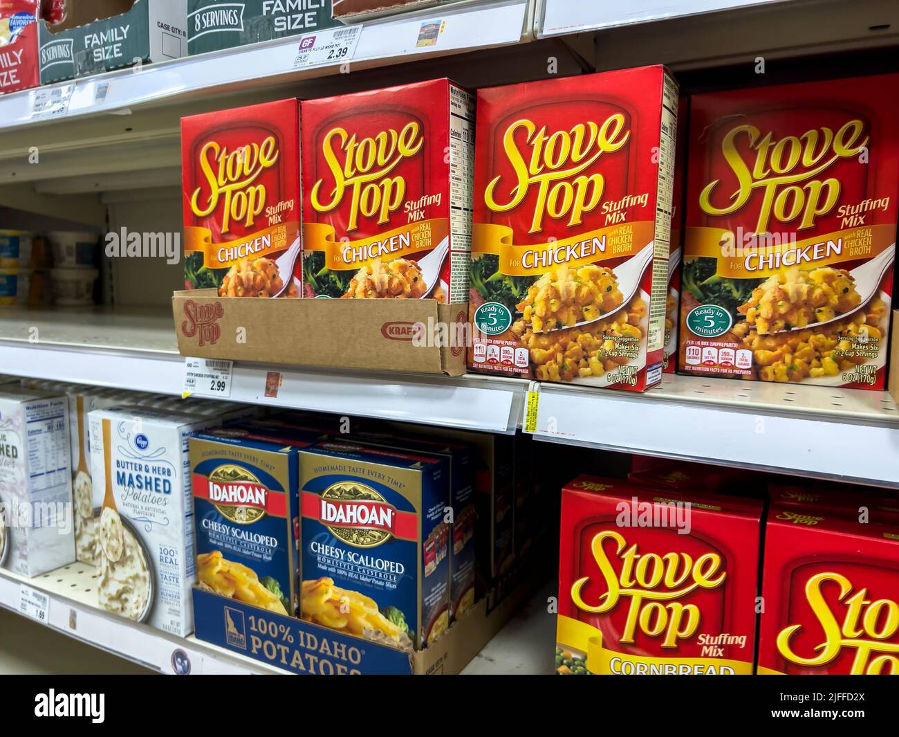 Everett, WA USA - ca. Juni 2022: Schräge Ansicht von Ove Top Stopfmischung und Jakobsmufferkartoffeln zum Verkauf in einem Fred Meyer Lebensmittelgeschäft. Stockfoto