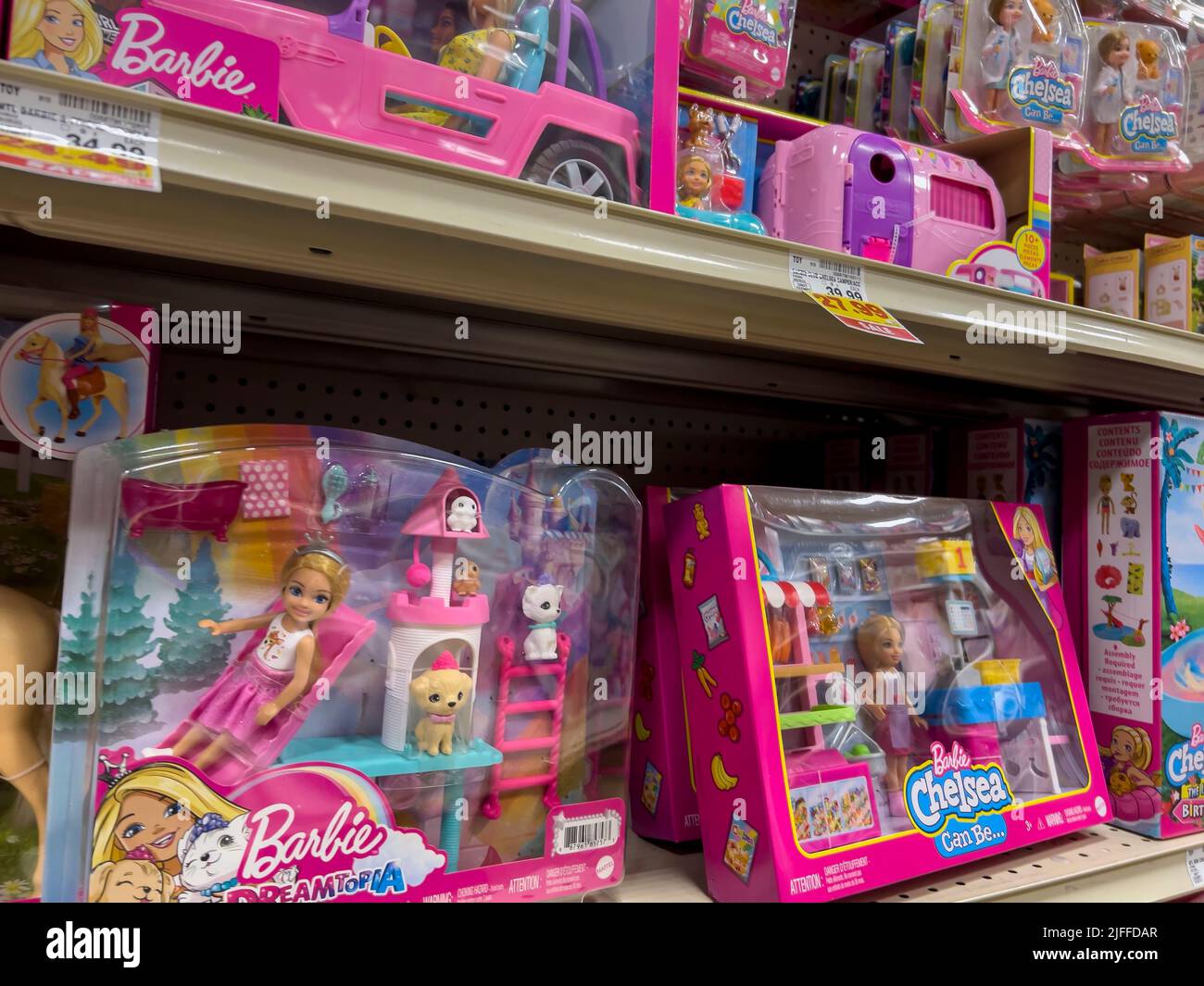 Everett, WA USA - ca. Juni 2022: Nahaufnahme von Barbie Puppenprodukten zum Verkauf in einem Fred Meyer Supermarkt Stockfoto