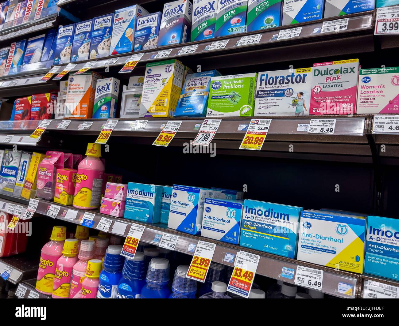 Seattle, WA USA - ca. Mai 2022: Nahaufnahme von Medikamenten zum Verkauf in einem QFC-Lebensmittelgeschäft. Stockfoto