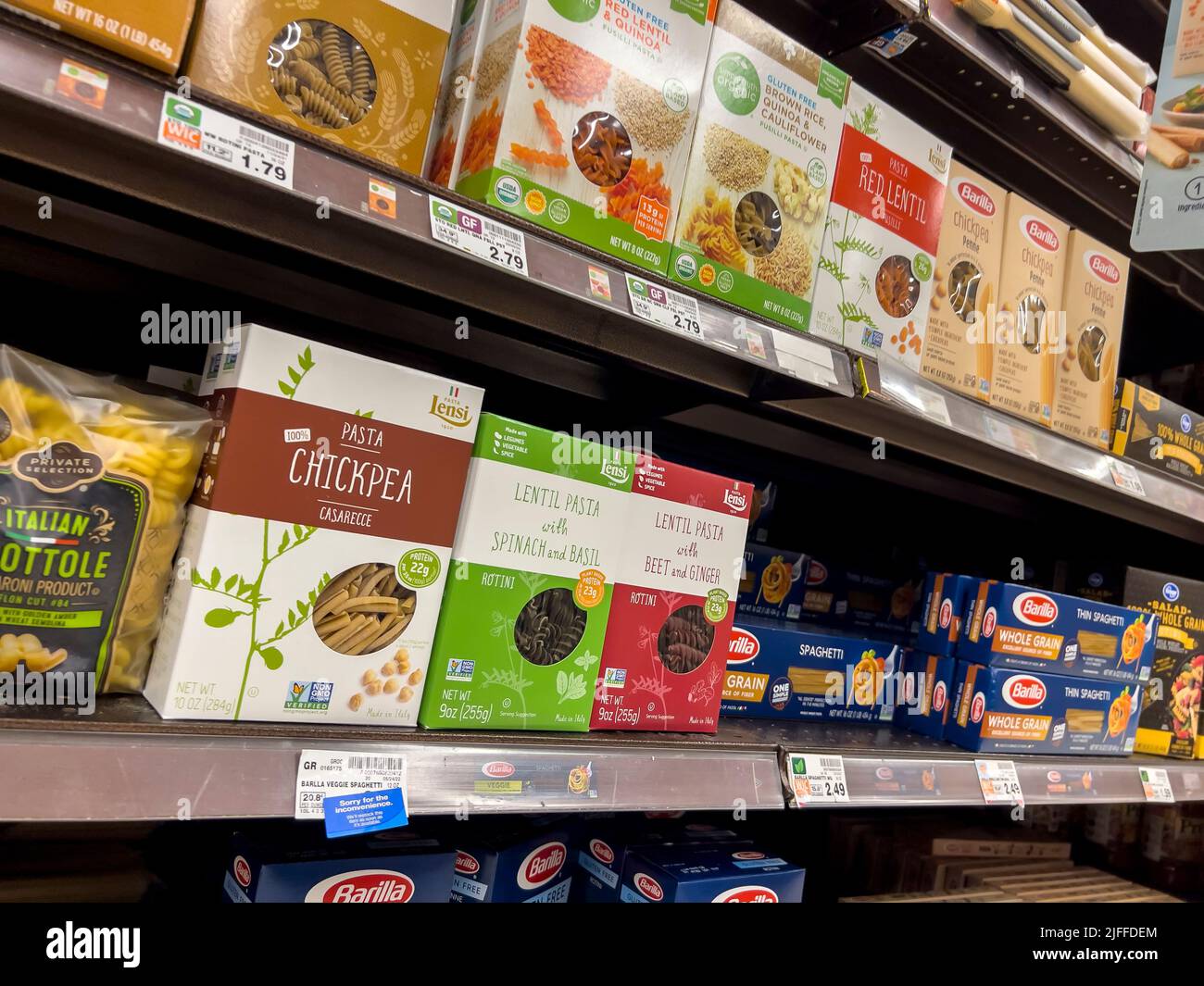 Everett, WA USA - ca. Juni 2022: Nahaufnahme von Pasta zum Verkauf in einem Fred Meyer Lebensmittelgeschäft. Stockfoto