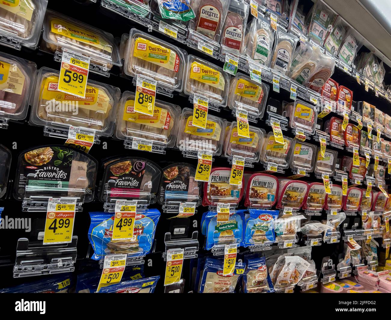 Woodinville, WA USA - ca. Mai 2022: Schräge Ansicht einer Auswahl an Sandwich-Fleisch zum Verkauf in einem Haggen Supermarkt. Stockfoto
