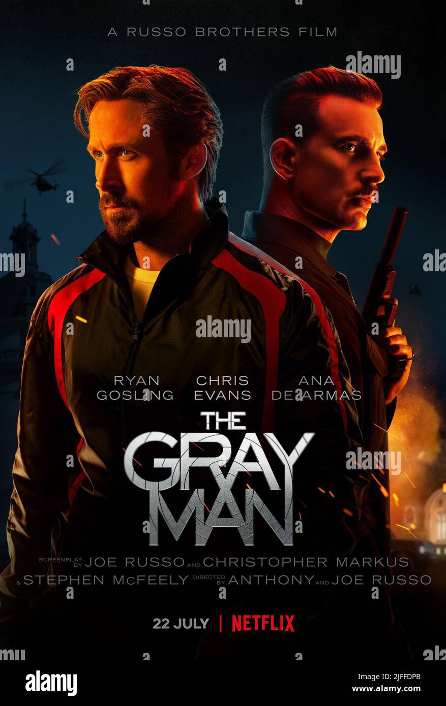 VERÖFFENTLICHUNGSDATUM: 22 Juli 2022. TITEL: Der graue Mann. STUDIO: Netflix. REGIE: Anthony Russo, Joe Russo. PLOT: Als der qualifizierteste Agent der CIA, dessen wahre Identität niemand kennt, zufällig dunkle Geheimdienste entdeckt, legt ein psychopathischer ehemaliger Kollege eine Kopfgeldjäger auf seinen Kopf und setzt eine globale Jagd durch internationale Attentäter auf. HAUPTROLLE: RYAN GOSLING als Court Gentry aka Sierra Six, CHRIS EVANS als Lloyd Hansen-Plakatkunst. (Kreditbild: © Netflix/Entertainment Picturs) Stockfoto