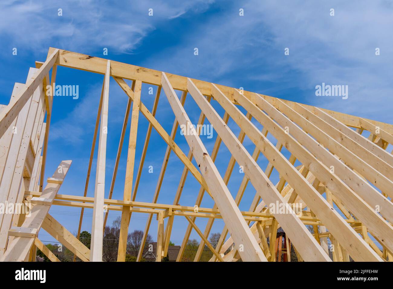 Eine Luftaufnahme eines Holzrahmengerüsts, der im Bau gebaut wurde Stockfoto