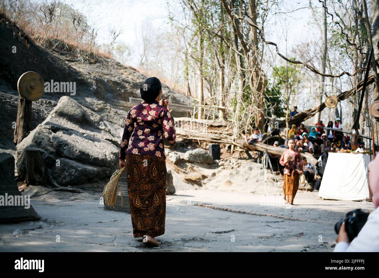 Traditionelle Maskentänzerin, die in der Selomangleng-Höhle Kediri, Eastjava, Indonesien, auftrat Stockfoto