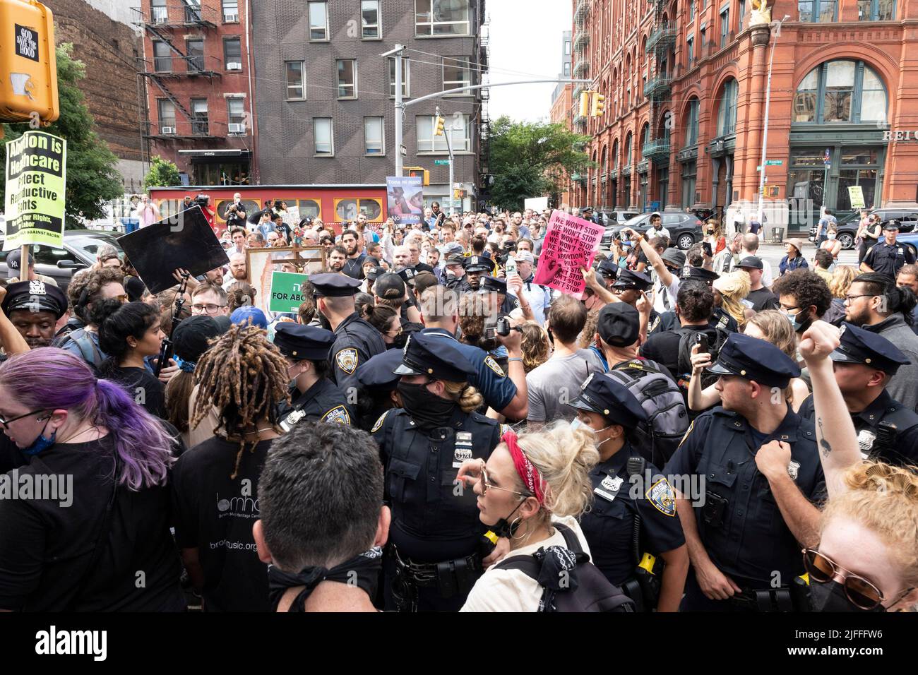 New York, New York, USA. 2.. Juli 2022. Wahlbefürworter stellen sich bei einer Kundgebung und Protest gegen die geplante Elternschaft in der Mott Street in New York gegen die New yorker Stadtpolizei und die lebensfreundlichen Fürsprecher der St. Patricks Church of the East Village. Die Pro-Choice-Demonstranten schafften es, die monatlichen zwei-Block-Pilgramage der Kirche in die Klinik für über 90 Minuten zu blockieren, um zu verhindern, dass die Pfarrbrüder vor der Klinik beten. Im vergangenen Juni hat der Oberste Gerichtshof der USA das verfassungsmäßige Recht auf Abtreibung rückgängig gemacht und Roe v. Wade, die fünf Jahrzehnte alte Entscheidung des Gerichts, rückgängig gemacht. (C Stockfoto