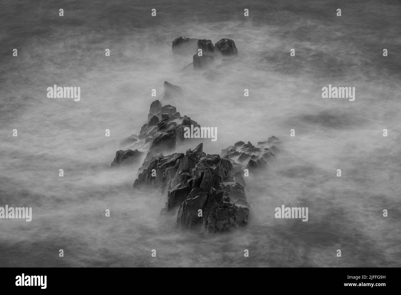 Felsen, Wellen und die Rugged Landscape of Neist Point auf der Isle of Skye, Schottland Stockfoto