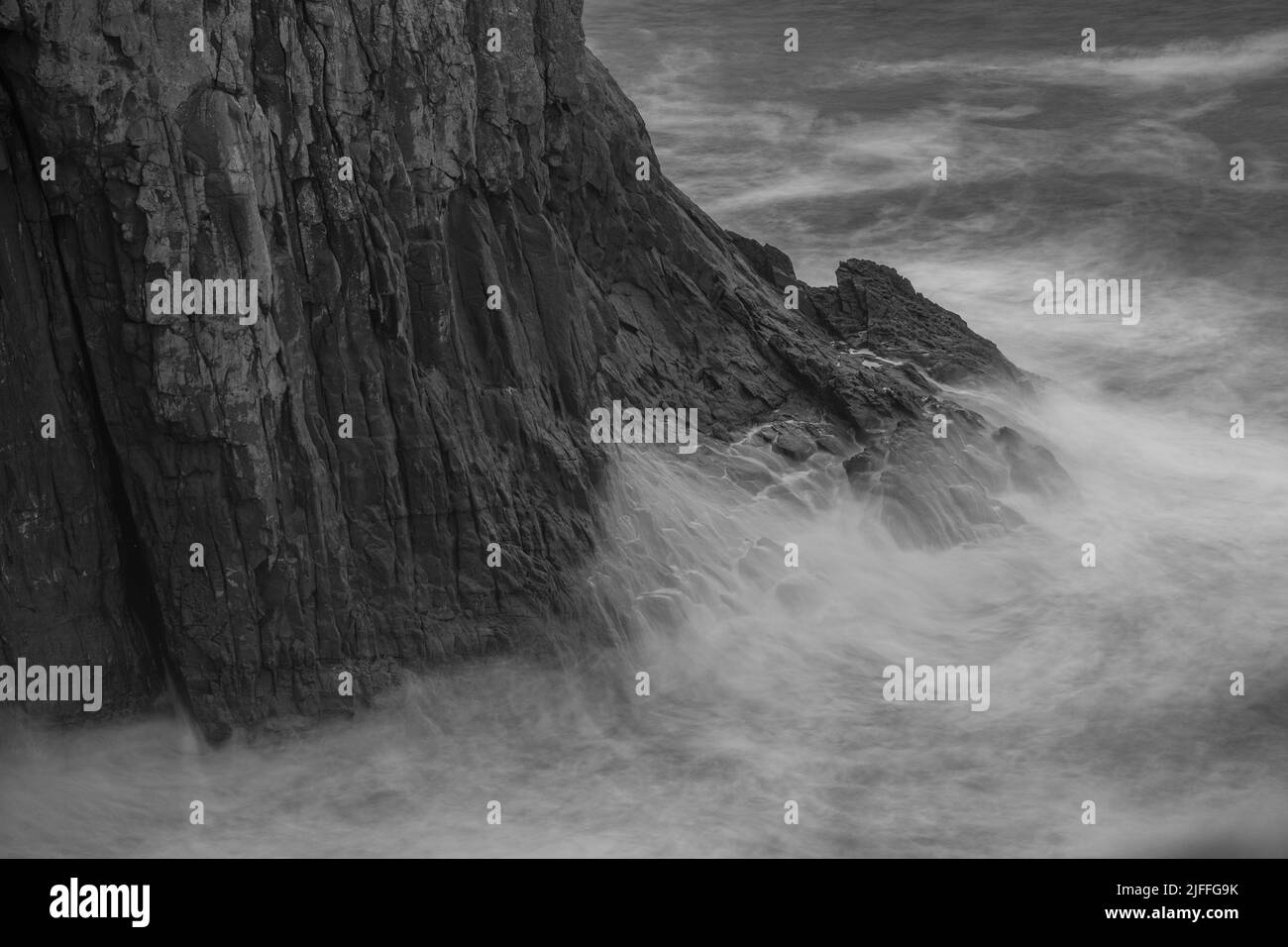 Felsen, Wellen und die Rugged Landscape of Neist Point auf der Isle of Skye, Schottland Stockfoto
