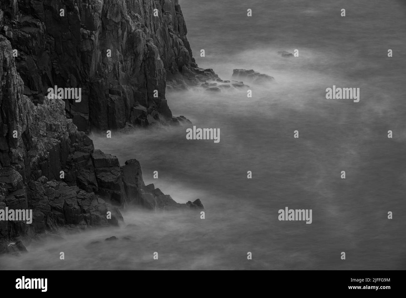 Felsen, Wellen und die Rugged Landscape of Neist Point auf der Isle of Skye, Schottland Stockfoto