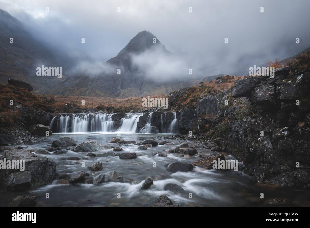 Wasserfälle und Berge auf der Isle of Skye. Was für ein Ausflug zu den Fairy Pools. Stockfoto