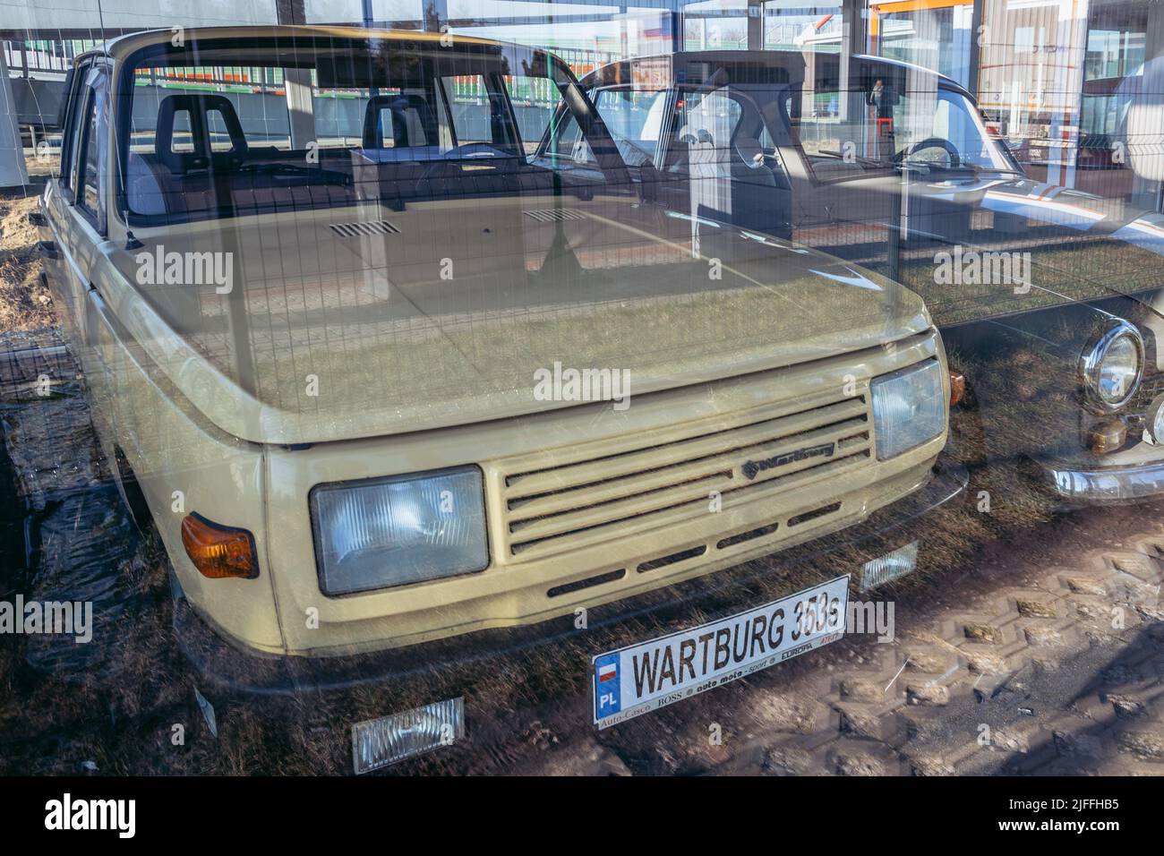 Wartburg 353s Auto auf einer Dauerausstellung von Oldtimer auf einer Moya-Tankstelle auf einer Schnellstraße S8 in der Nähe von Rawa Mazowiecka, Polen Stockfoto