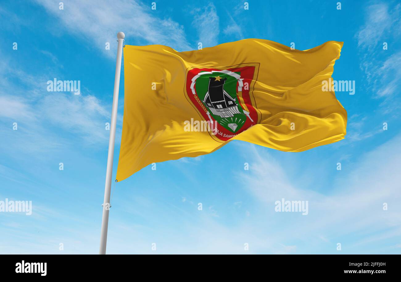 Offizielle Flagge von Süd-Kalimantan Indonesien bei bewölktem Himmel Hintergrund bei Sonnenuntergang, Panoramablick. Indonesisches Reise- und Patriot-Konzept. Platz kopieren für Stockfoto
