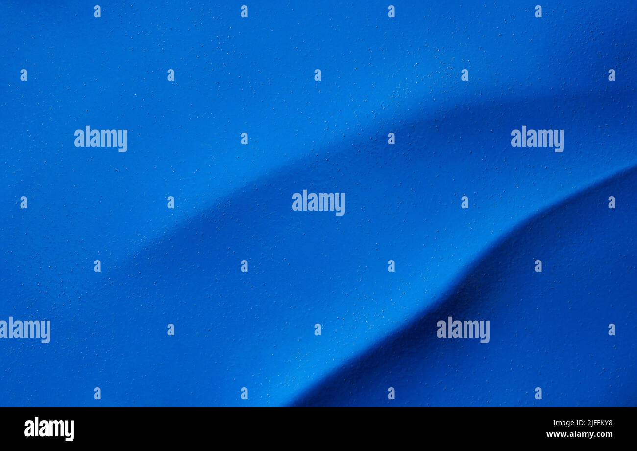 Gebogene Dellen in einer lackierten Metalloberfläche Stockfoto