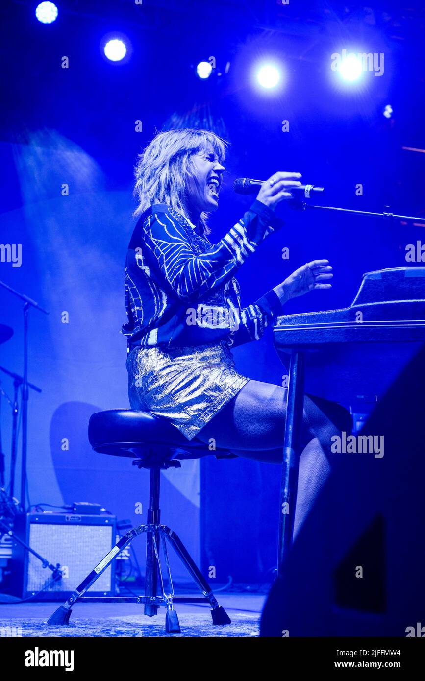 „Grace Potter“ steht für den Eröffnungstag des Waterfront Blues Festivals im Tom McCall Waterfront Park in Portland, Oregon, USA, am 1.. Juli 2022. Wasserran Stockfoto