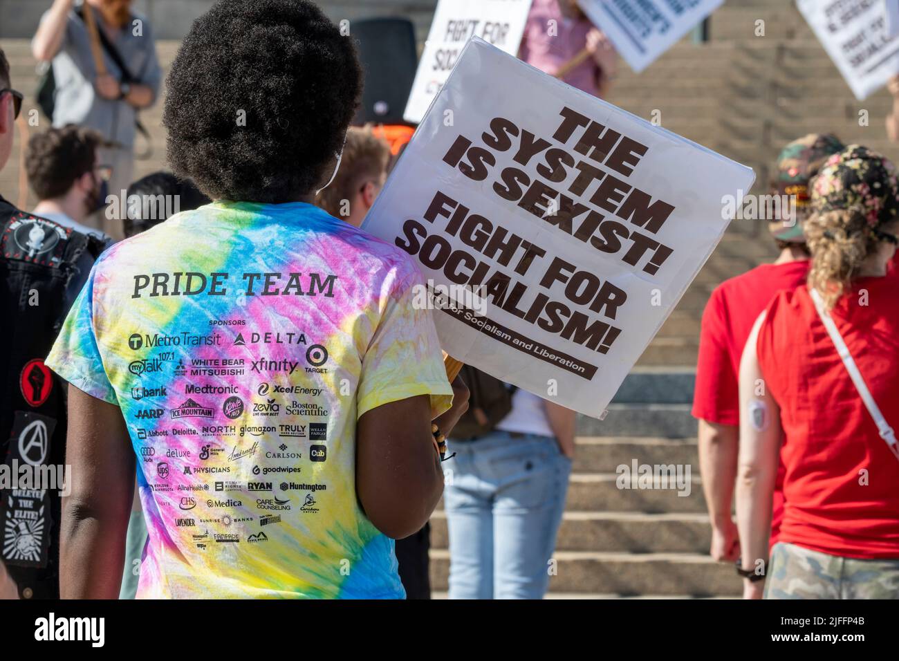 St. Paul, Minnesota. 25. Juni 2022. Die Anhänger der Abtreibungsrechte versammeln sich nach dem skrottierenden Urteil Roe V Wade in der Hauptstadt. Frau mit einem Pride-Tee Stockfoto