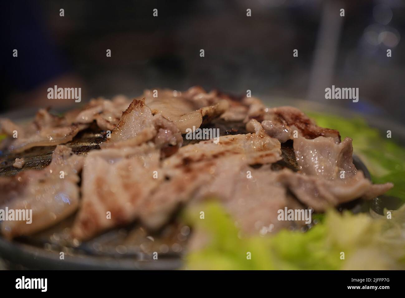 Grill Barbecue auf einer Pfanne und Hot Pot Street Buffet im thailändischen Stil (selektiver Fokus). Stockfoto