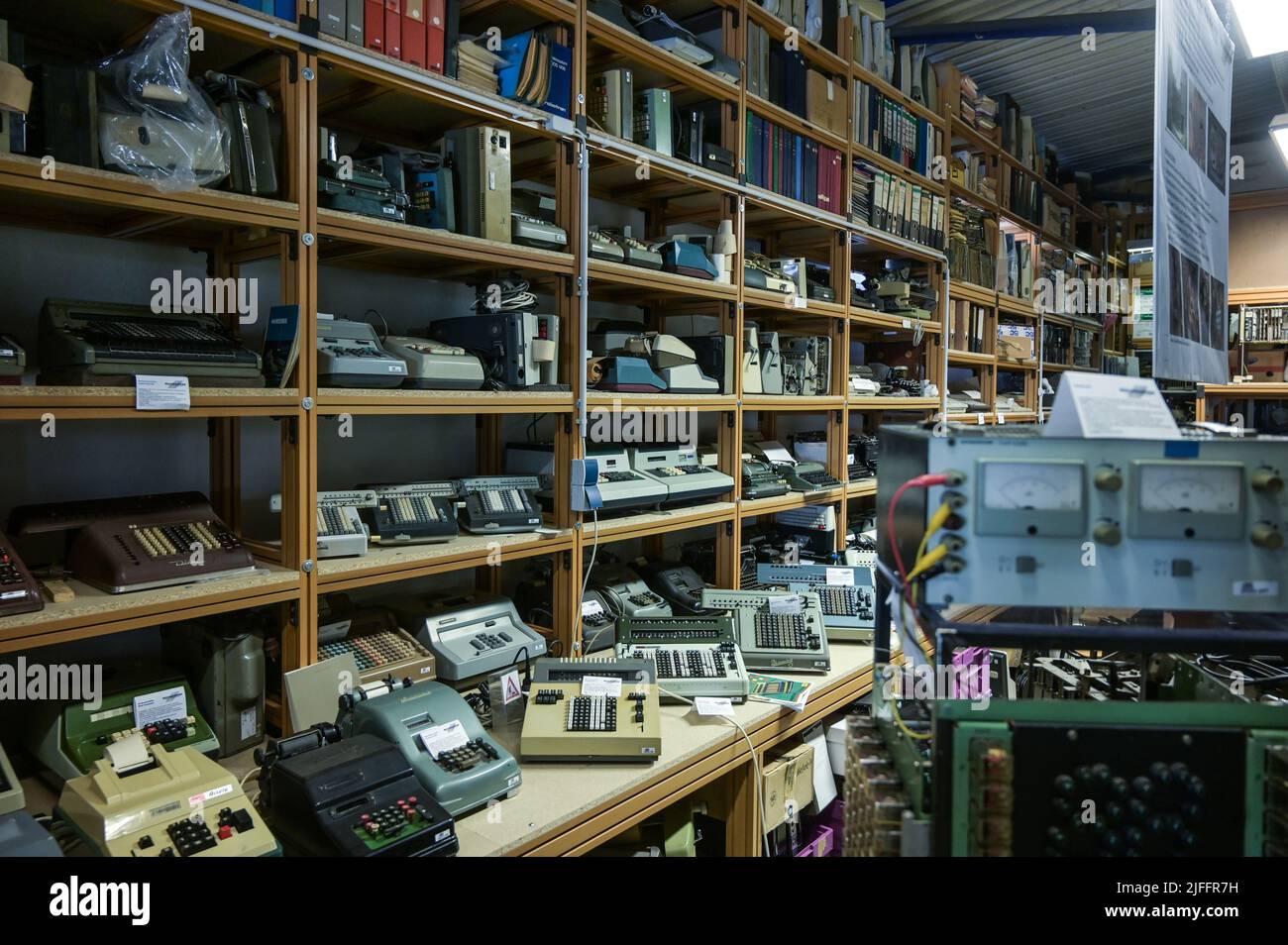 28. Juni 2022, Sachsen-Anhalt, Halle (Saale): Die Halle wird mit historischen Rechenmaschinen bis an die Decke gefüllt. Das Rechenwerk - Computer Museum Halle zeigt Geräte der Rechen- und Automatisierungstechnik vor allem aus Ostdeutschland. (To dpa 'einzigartige Erinnerungen an den Beginn des Computerzeitalters') Foto: Heiko Rebsch/dpa Stockfoto