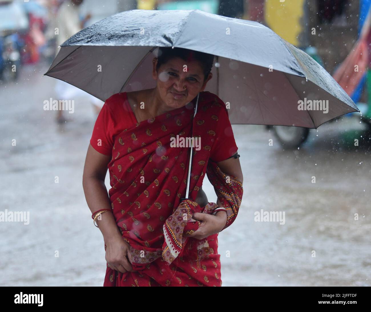 Pendler laufen bei starken Regenfällen in Agartala. Tripura, Indien. Stockfoto