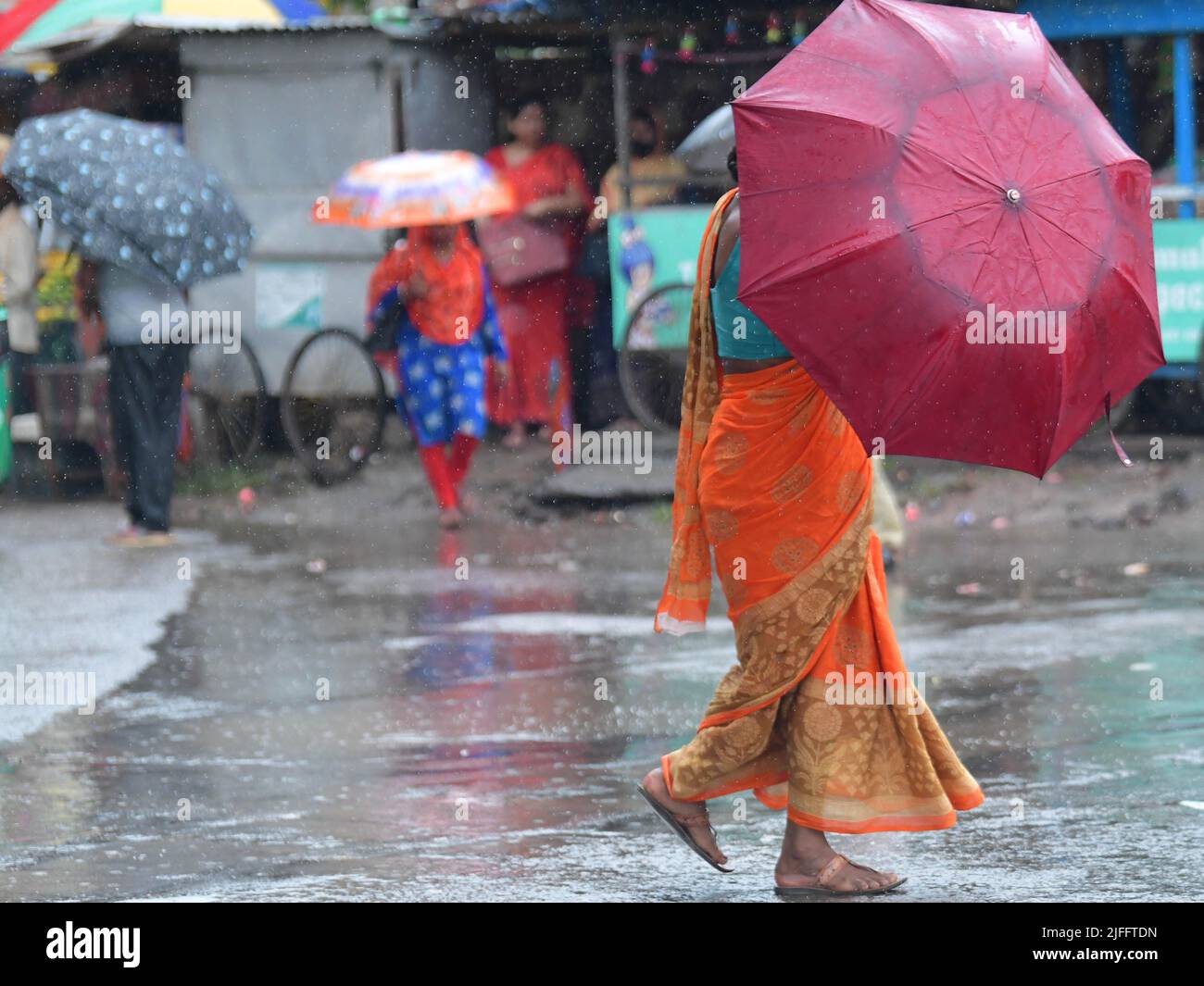 Pendler laufen bei starken Regenfällen in Agartala. Tripura, Indien. Stockfoto