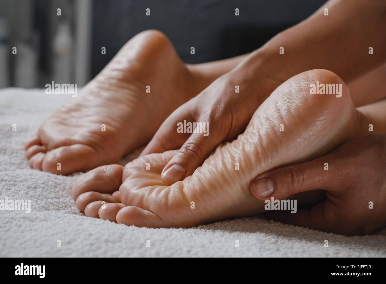 Frau Fuß Spa Massage Behandlung durch professionelle Masseur im Spa Resort. Wellness, Stressabbau und Verjüngungskonzept. Körperpflege Stockfoto