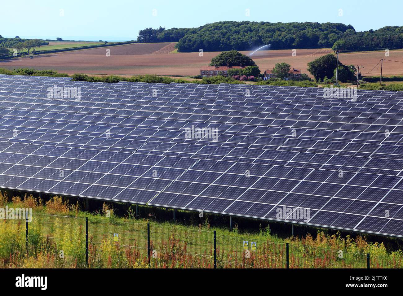 Solarfarm, in ländlicher Landschaft, Paneele, Thornham, Norfolk, England Stockfoto