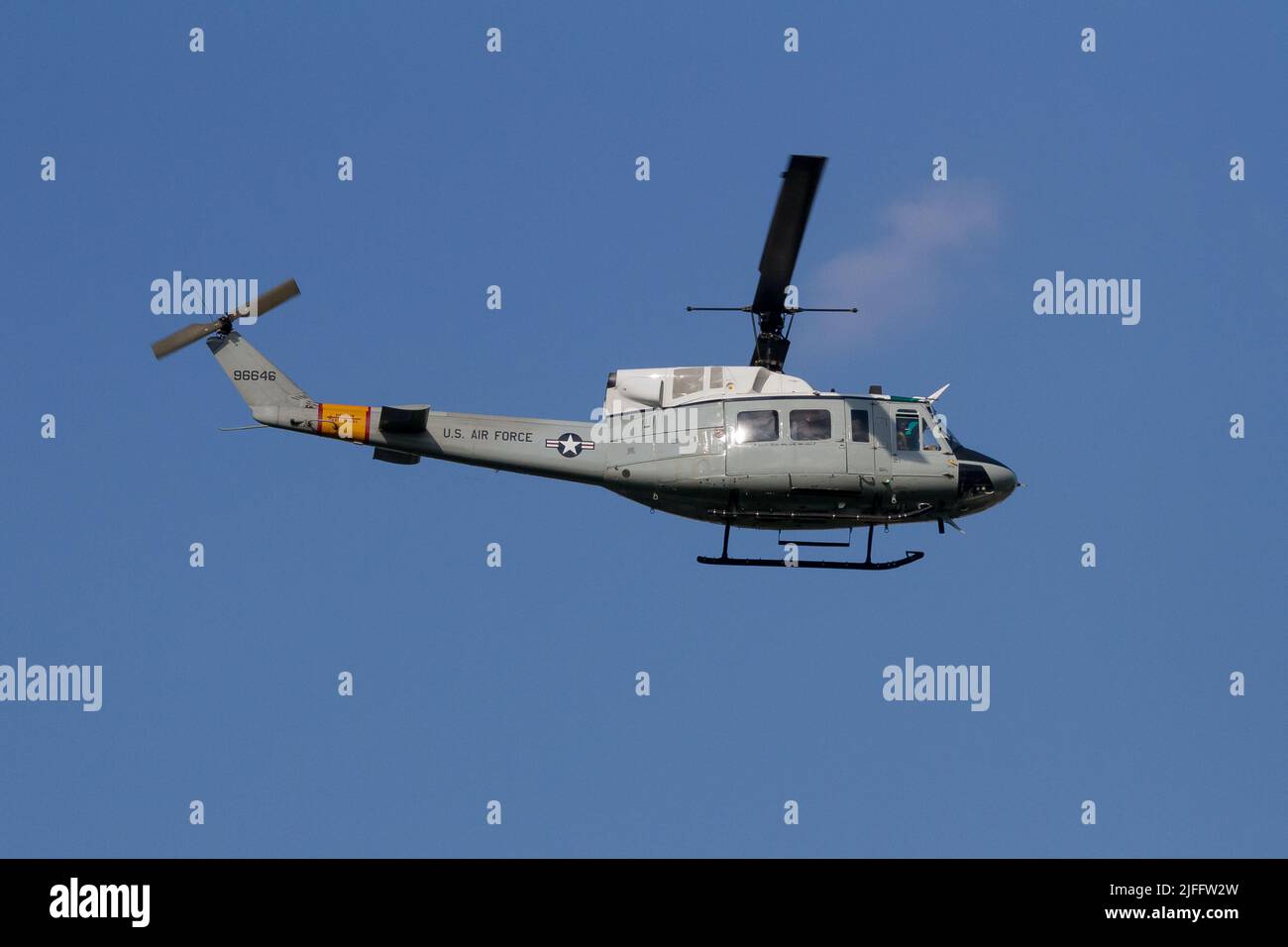 Ein Hubschrauber der USAF Bell UH-1N Iroquois, der auf der Yokota Airbase in Fusa, Tokio, Japan, fliegt. Stockfoto