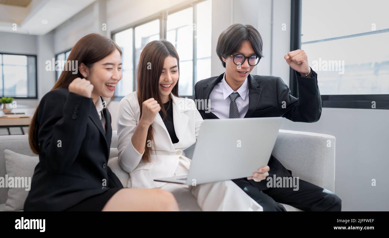 Gruppe von asiatischen jungen Geschäftsleuten treffen Konferenz Arbeit und Kommunizieren Stockfoto