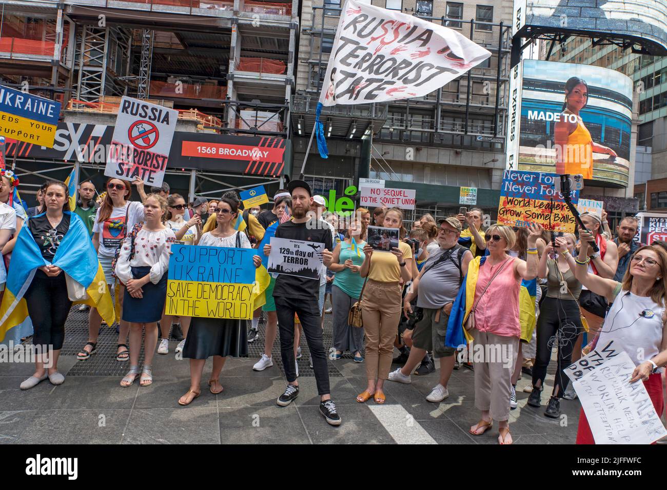 New York, Usa. 02.. Juli 2022. NEW YORK, NEW YORK - 02. JULI: Menschen halten am Times Square am 2. Juli 2022 in New York City Fahnen und Schilder bei einem Protest zur Unterstützung der Ukraine. Kredit: SOPA Images Limited/Alamy Live Nachrichten Stockfoto