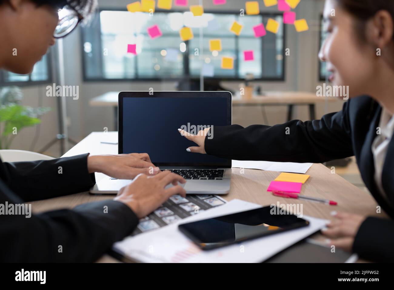 Gruppe von asiatischen jungen Geschäftsleuten treffen Konferenz Arbeit und Kommunizieren Stockfoto
