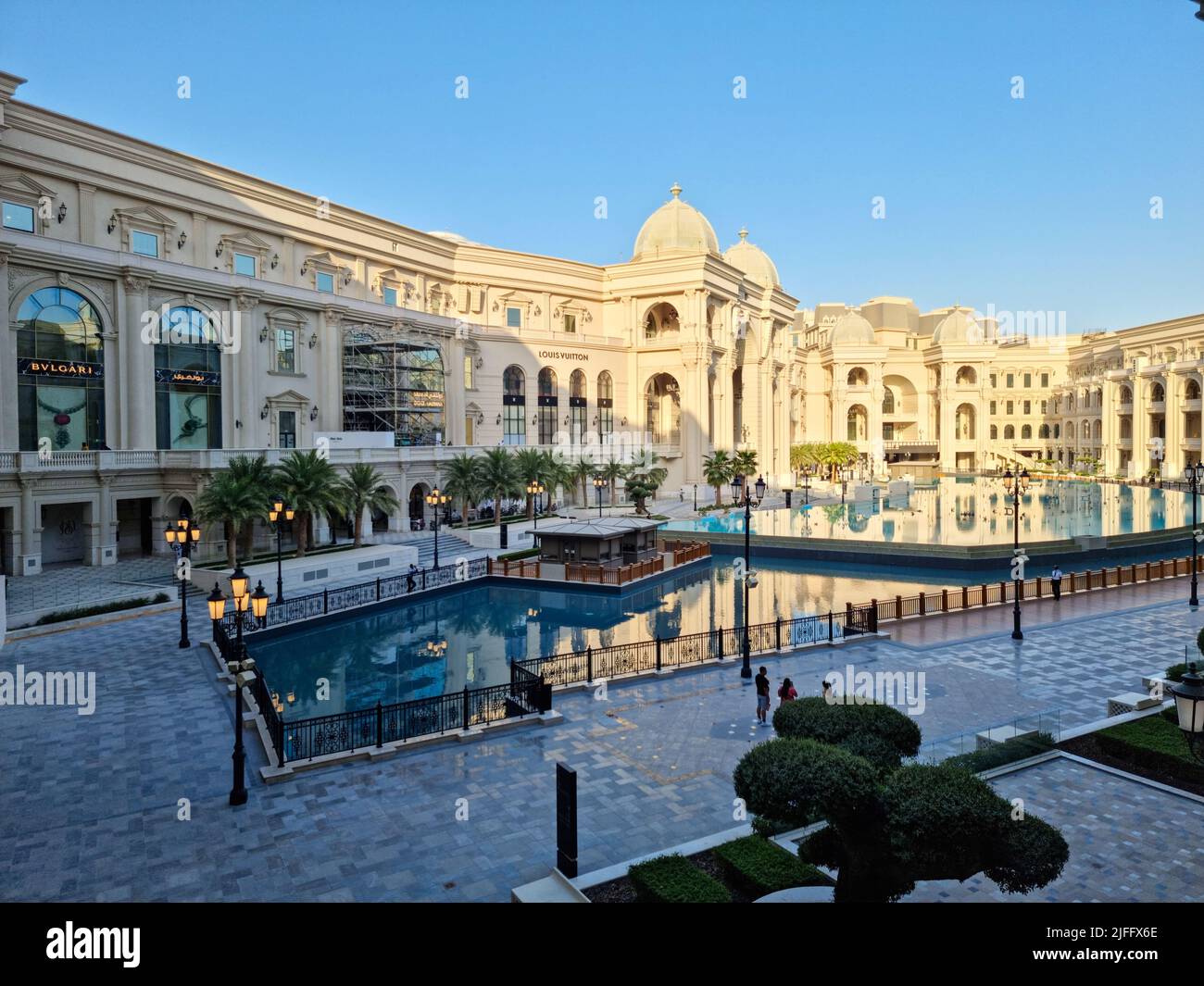 Place Vendome Mall ist ein neues Einkaufszentrum in der Stadt Lusail. Das Design ist ein offenes Konzept und ist von klassischer französischer Architektur inspiriert. Stockfoto