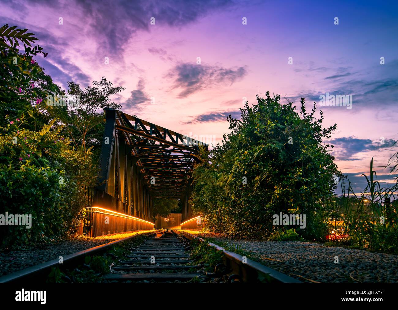 Die Upper Bukit Timah alte Singapur-malaysische Eisenbahnbrücke Truss Bridge neben der Rail Mall. Stockfoto