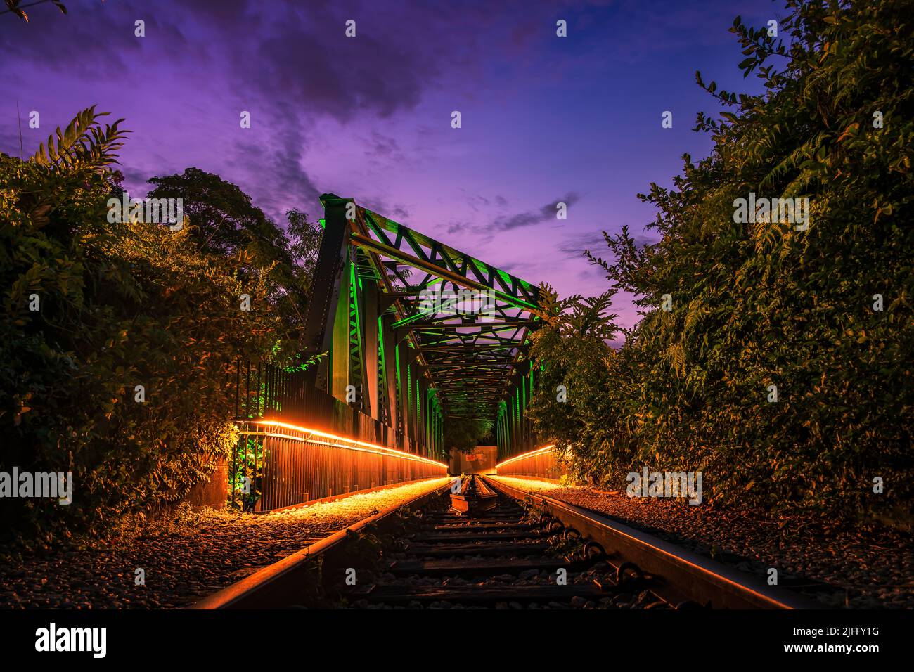 Die Upper Bukit Timah alte Singapur-malaysische Eisenbahnbrücke Truss Bridge neben der Rail Mall. Stockfoto