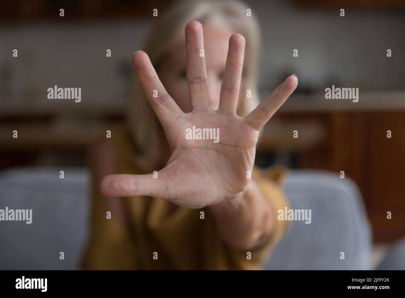 Frau streckte ihre Hand zur Kamera macht Stop-Geste Stockfoto