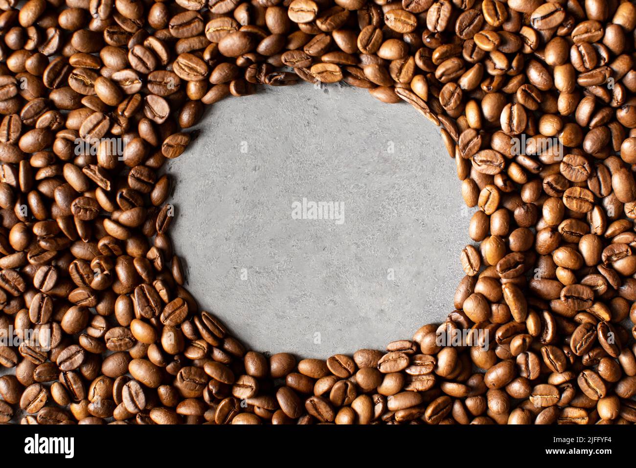 Kaffeebohnen bilden einen Kreis für die Texteingabe. Speicherplatz kopieren Stockfoto