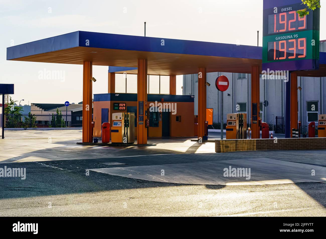 Tankstelle mit einem Zeichen sehr teurer Preise, die nicht aufhören, wegen des Krieges in Europa zu steigen. Stockfoto