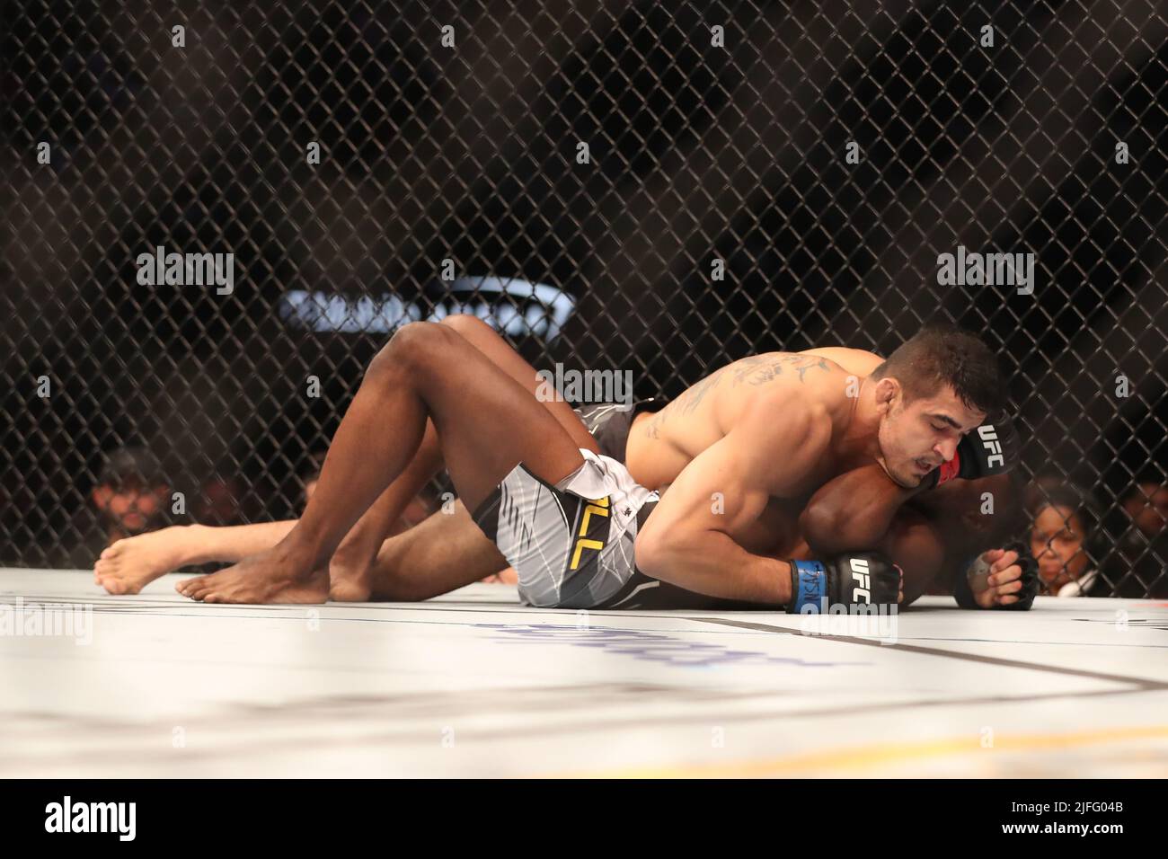 LAS VEGAS, NV - 2. JULI: Andre Muniz (oben) kontrolliert den Körper der Uriah Hall (unten) bei ihrem Mittelgewicht-Kampf bei der UFC 276 in der T-Mobile Arena am 2. Juli 2022 in Las Vegas, Nevada, USA. (Foto von Alejandro Salazar/PxImages) Stockfoto