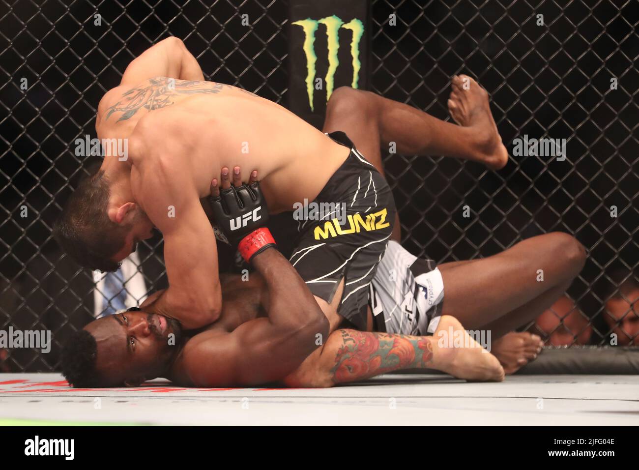 LAS VEGAS, NV - 2. JULI: Andre Muniz (oben) kontrolliert den Körper der Uriah Hall (unten) bei ihrem Mittelgewicht-Kampf bei der UFC 276 in der T-Mobile Arena am 2. Juli 2022 in Las Vegas, Nevada, USA. (Foto von Alejandro Salazar/PxImages) Stockfoto