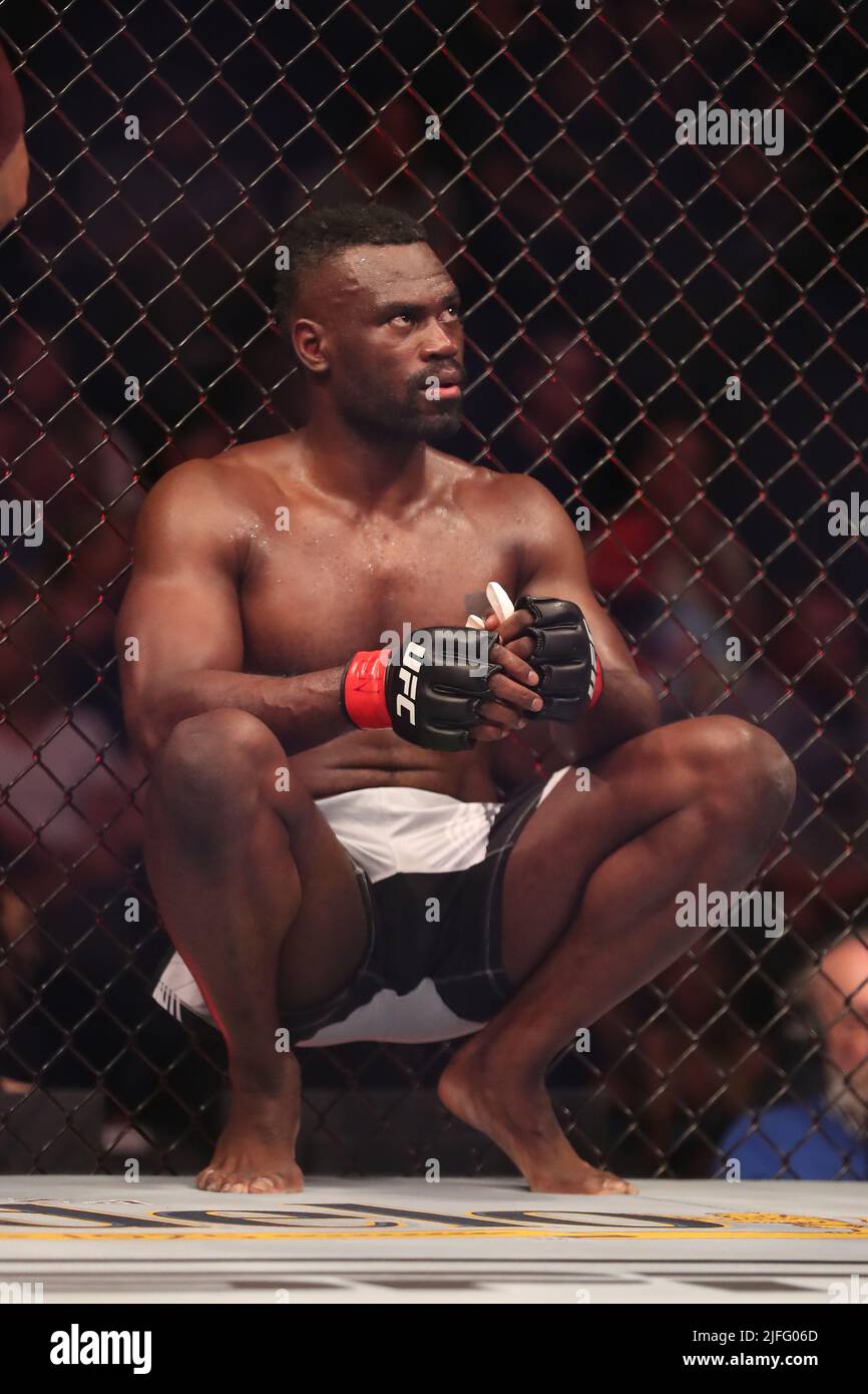 LAS VEGAS, NV - 2. JULI: Uriah Hall blickt während seines Kampfes gegen Andre Muniz in ihrem Middleweight-Kampf bei der UFC 276 in der T-Mobile Arena am 2. Juli 2022 in Las Vegas, Nevada, USA, auf. (Foto von Alejandro Salazar/PxImages) Stockfoto